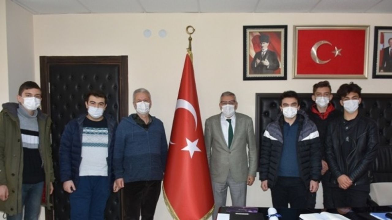 Öğrenciler kanatlı hayvan yetiştiriciliği işine girip şirket kurdu