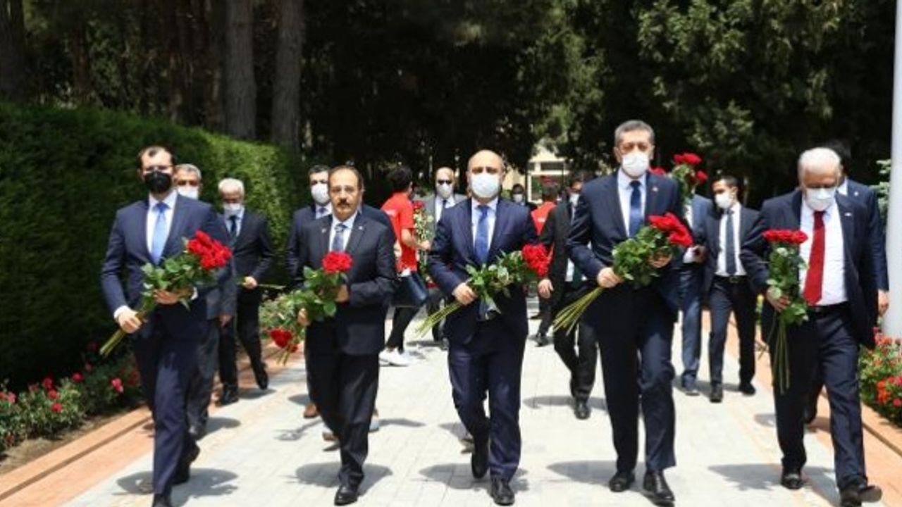 Bakan Selçuk, Bakü’de Haydar Aliyev’in mezarı ile şehitlikleri ziyaret etti