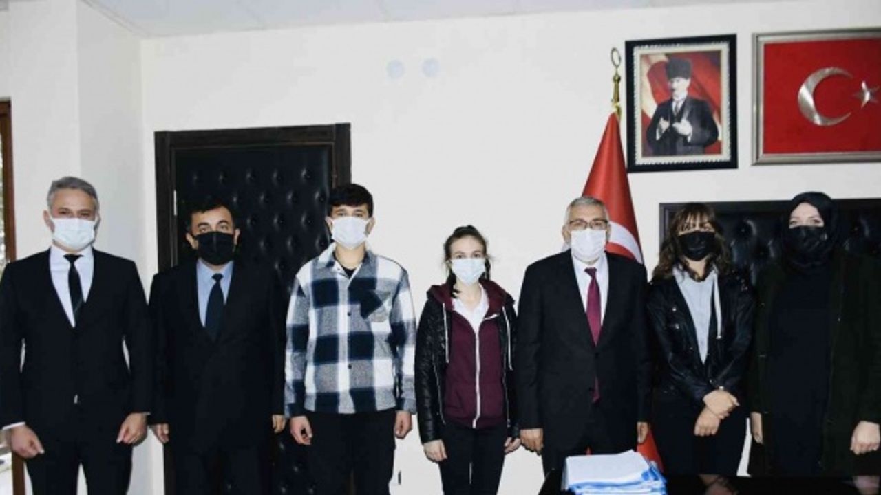 İnönü Anadolu Lisesi öğrencilerinden Başkan Bozkurt’a teşekkür ziyareti