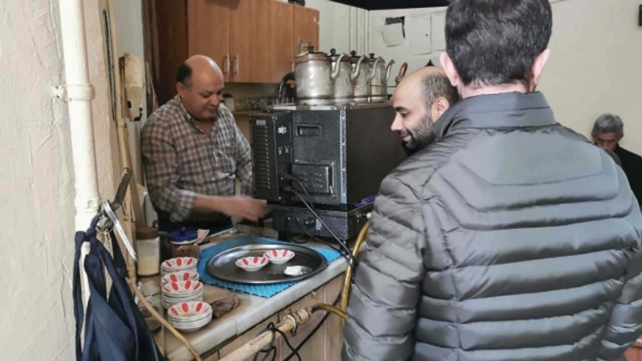 29 yıllık çay ocağı ile önce çocuklarını, şimdi torunlarını okutuyor
