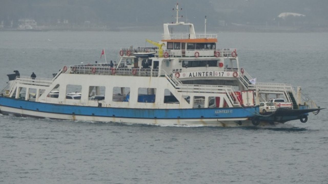Bozcaada ve Gökçeada’ya giden  tüm feribot seferleri fırtına nedeniyle iptal edildi
