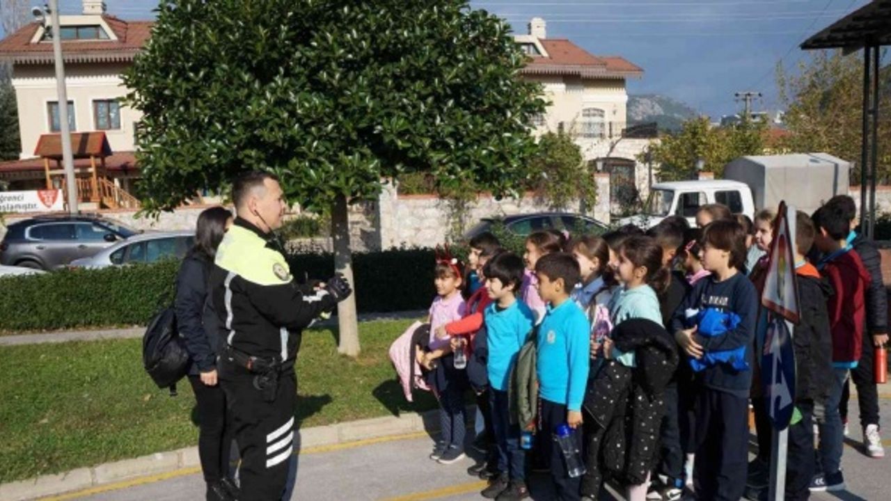 Marmaris’te öğrencilere motor ve bisiklet kullanım kuralları anlatıldı