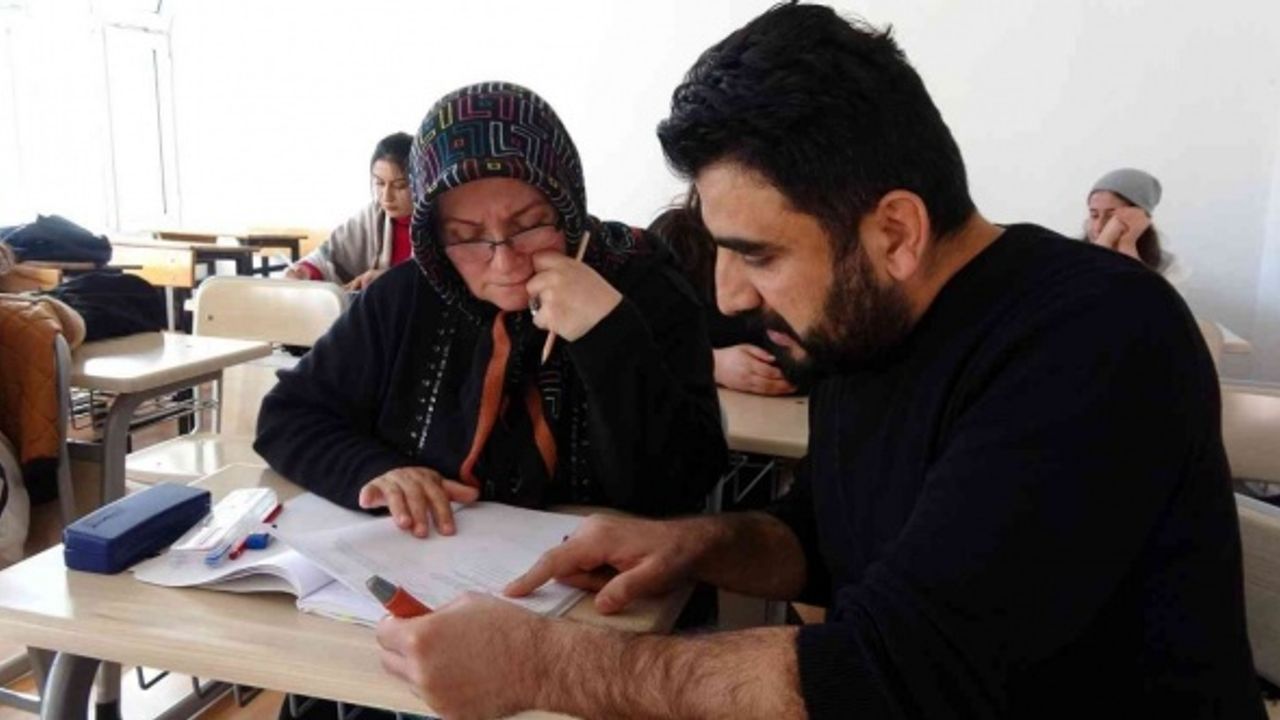 58 yaşında üniversite sınavına hazırlanıyor, azmiyle gençlere örnek oluyor