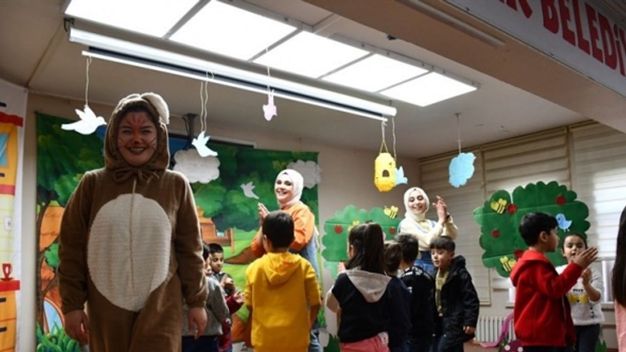 Bulanıklı öğretmenlerin oynadığı tiyatro oyununu minikler beğeni ile izledi