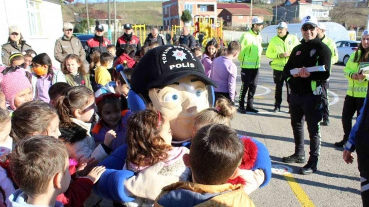 Sinop’ta köy okullarındaki çocuklara polislik mesleği tanıtılıyor