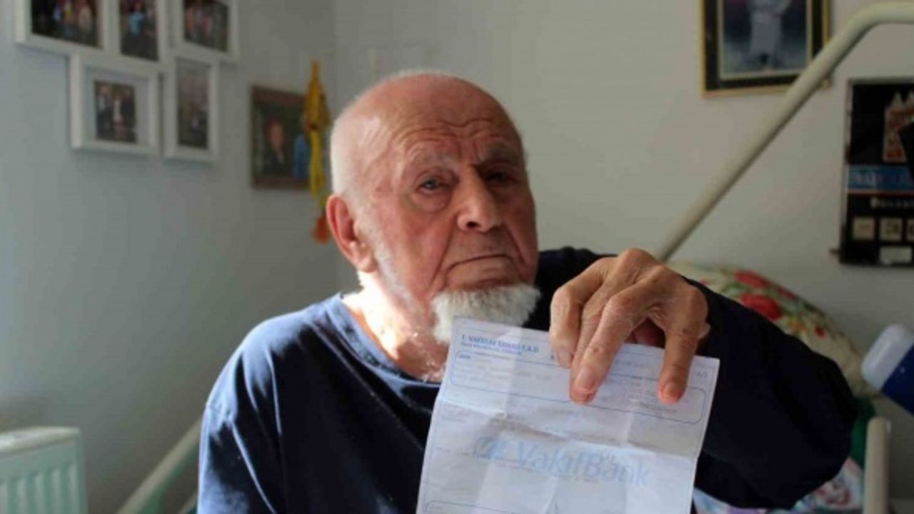 90 yaşındaki emekli madenci, kötü gün birikimini depremzedelere bağışladı