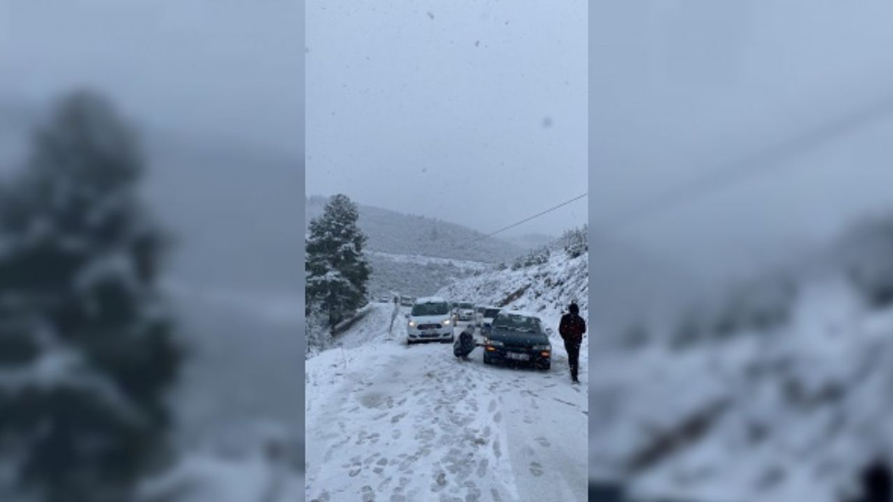 Burdur’da kar yağışına hazırlıksız yakalanan sürücüler yollarda kaldı