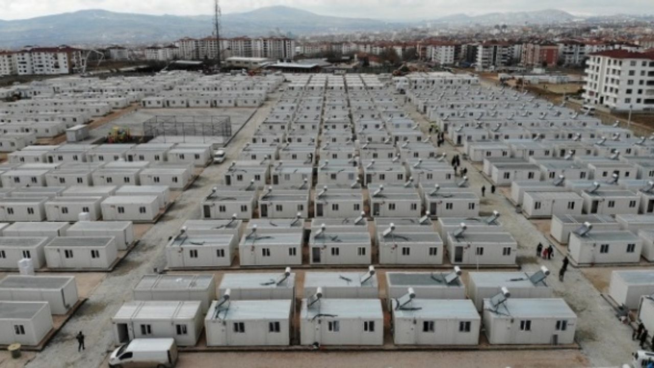 Deprem bölgesinde geçici barınma çalışmaları devam ediyor