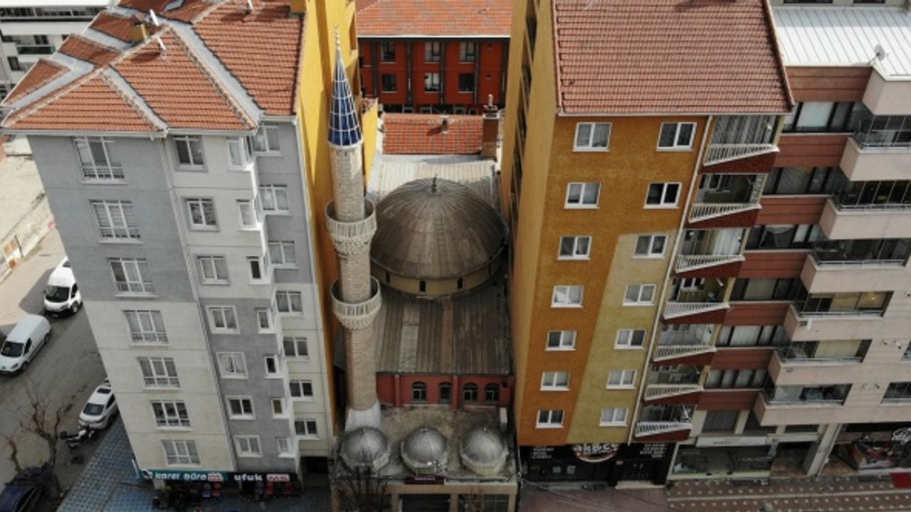 İki apartmanın arasında sıkışıp kalan cami bulunamıyor