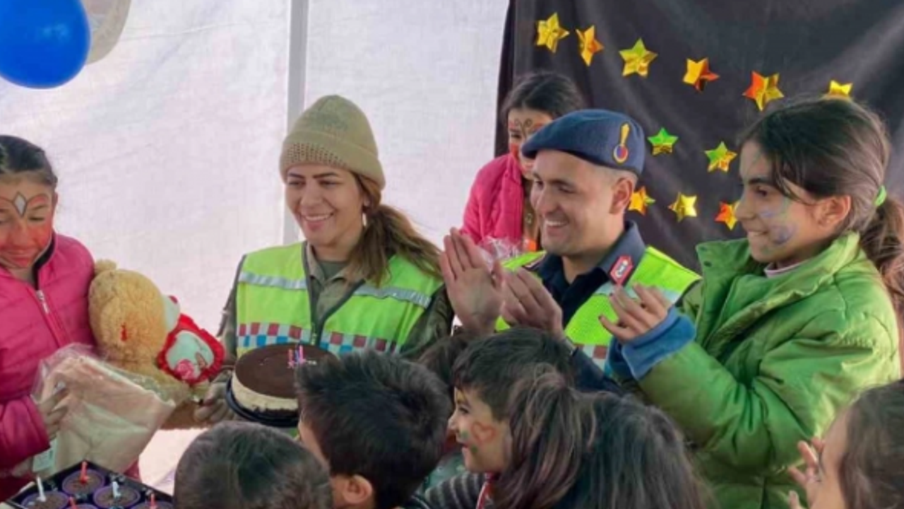 Jandarmadan depremzede çocuklara moral etkinliği
