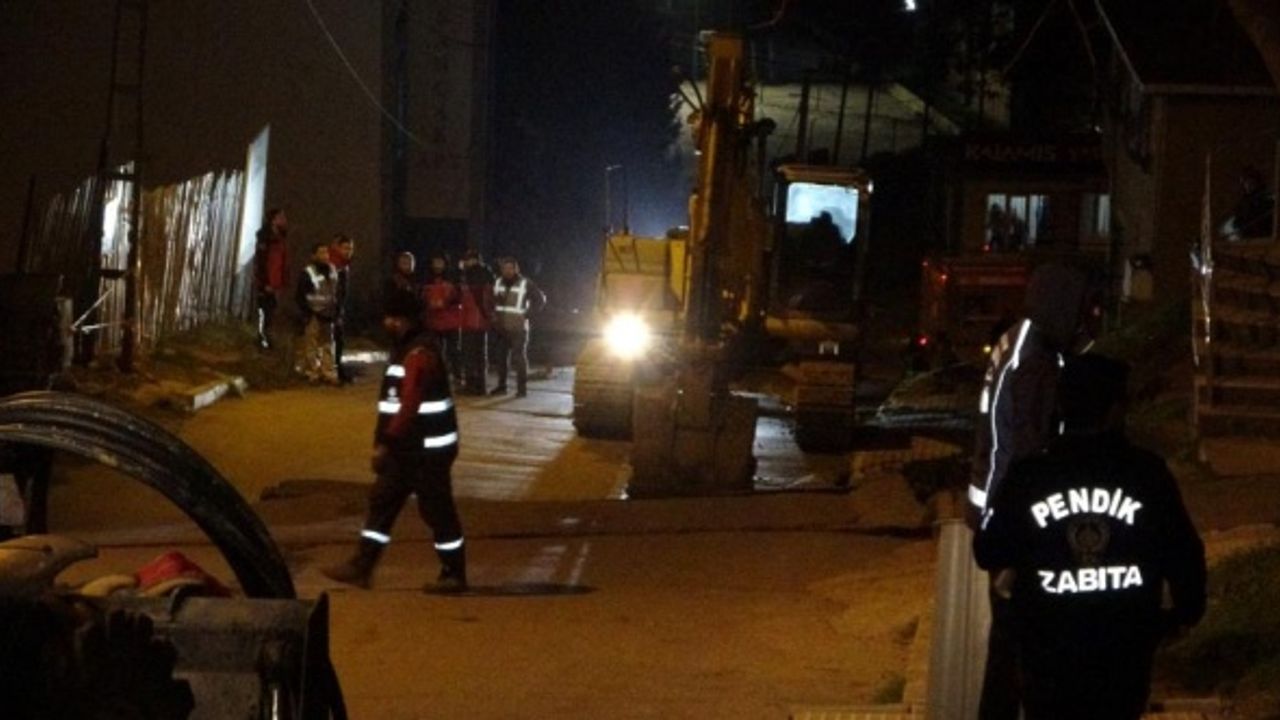Pendik’te yolda çökme oluştu, iki apartman tahliye edildi
