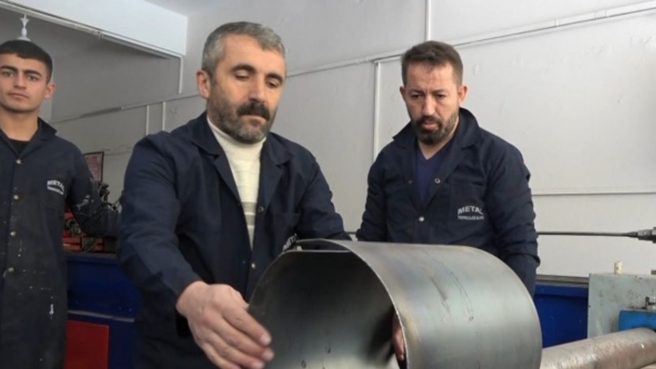 Tatillerini iptal eden öğrenciler depremzedeler için soba üretmeye başladı