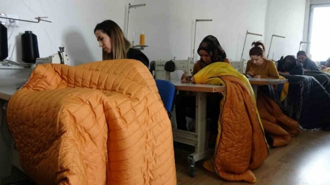 Yüksekovalı kadınlar depremzedeler için uyku tulumu dikiyor