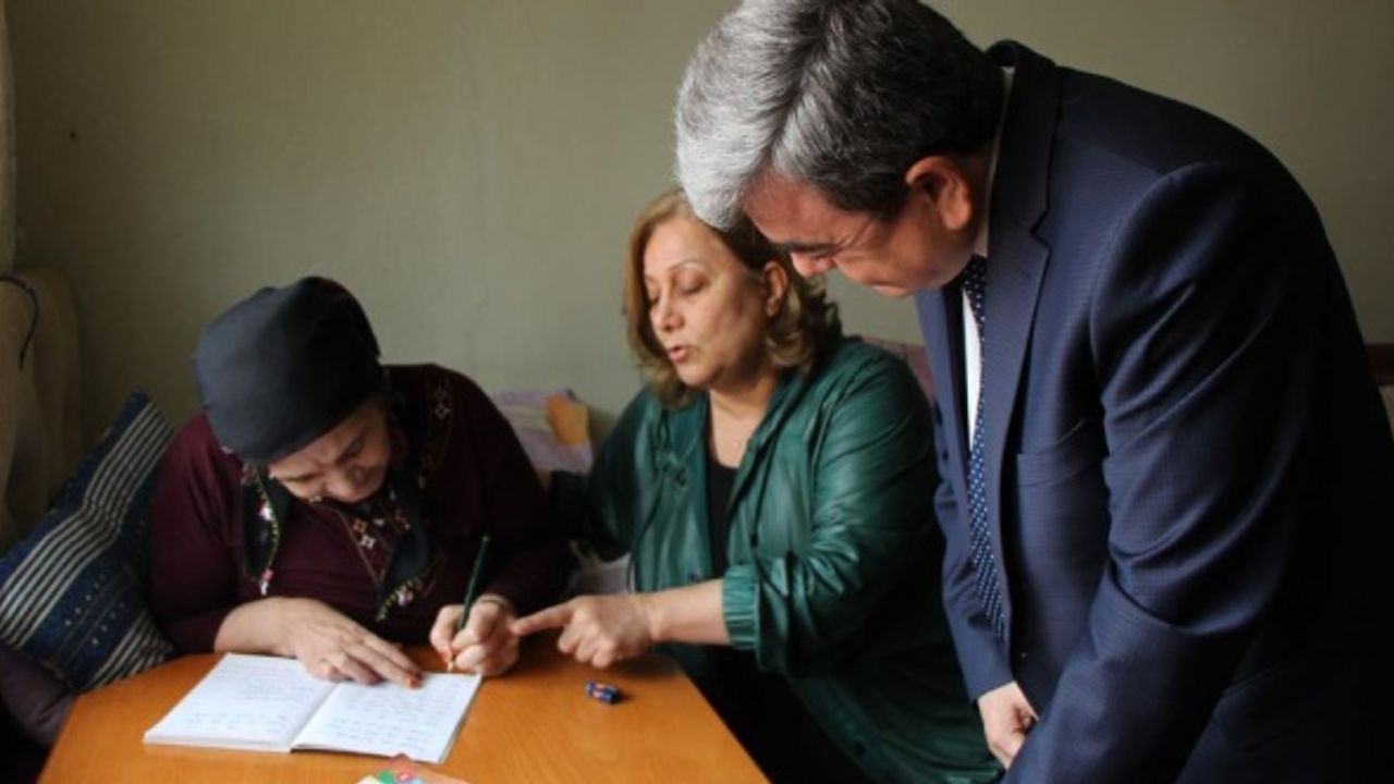 13 ameliyat geçirdi, hasta yatağında okuma-yazma öğreniyor