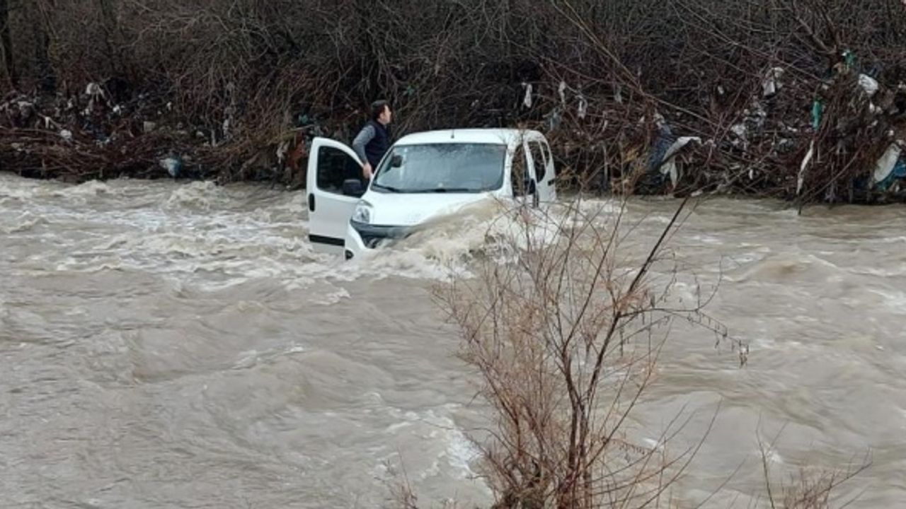 Araçları ile dereden geçmek isterken sele kapılan 3 kişi ölümden döndü