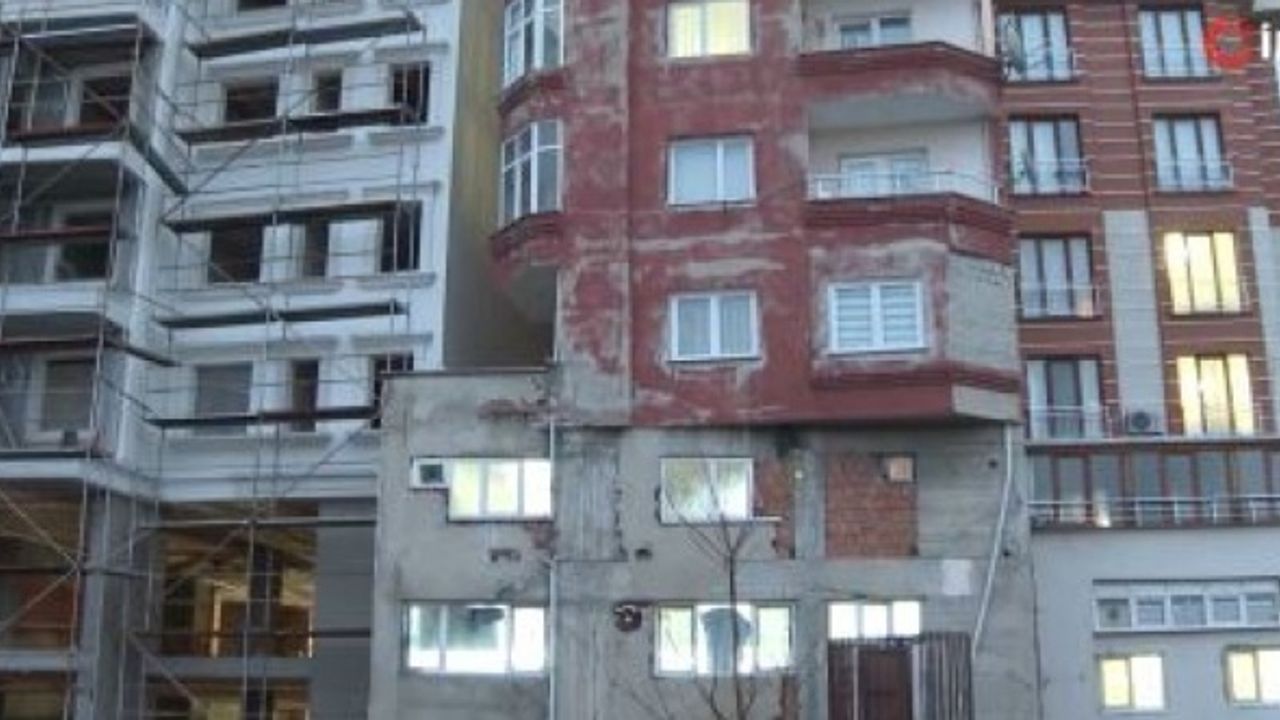 Bağcılar'da iki farklı binanın üst üste konulmuş gibi göründüğü apartman yıkılıyor