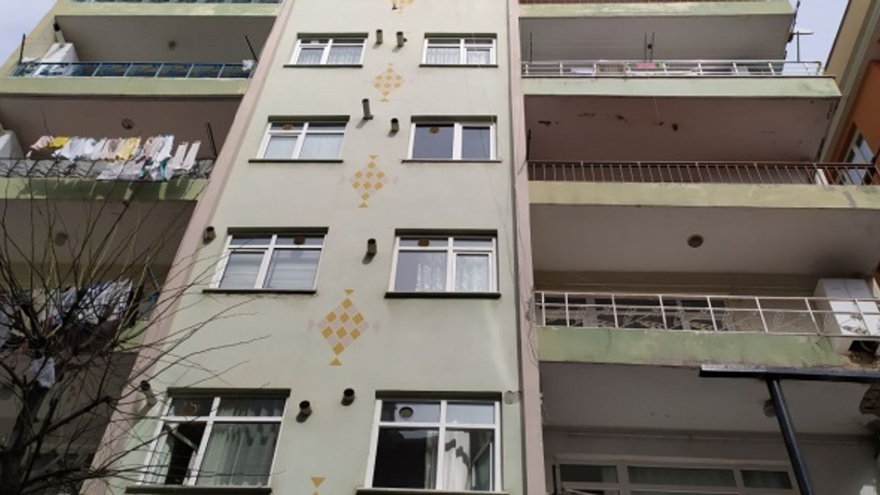 Bahçelievler'de balkonu çöken bina tahliye edildi