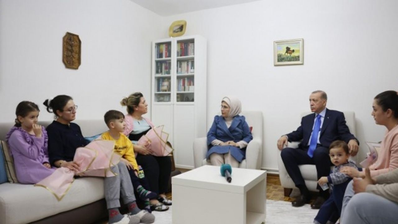 Cumhurbaşkanı Erdoğan, depremzede aileyi ziyaret etti
