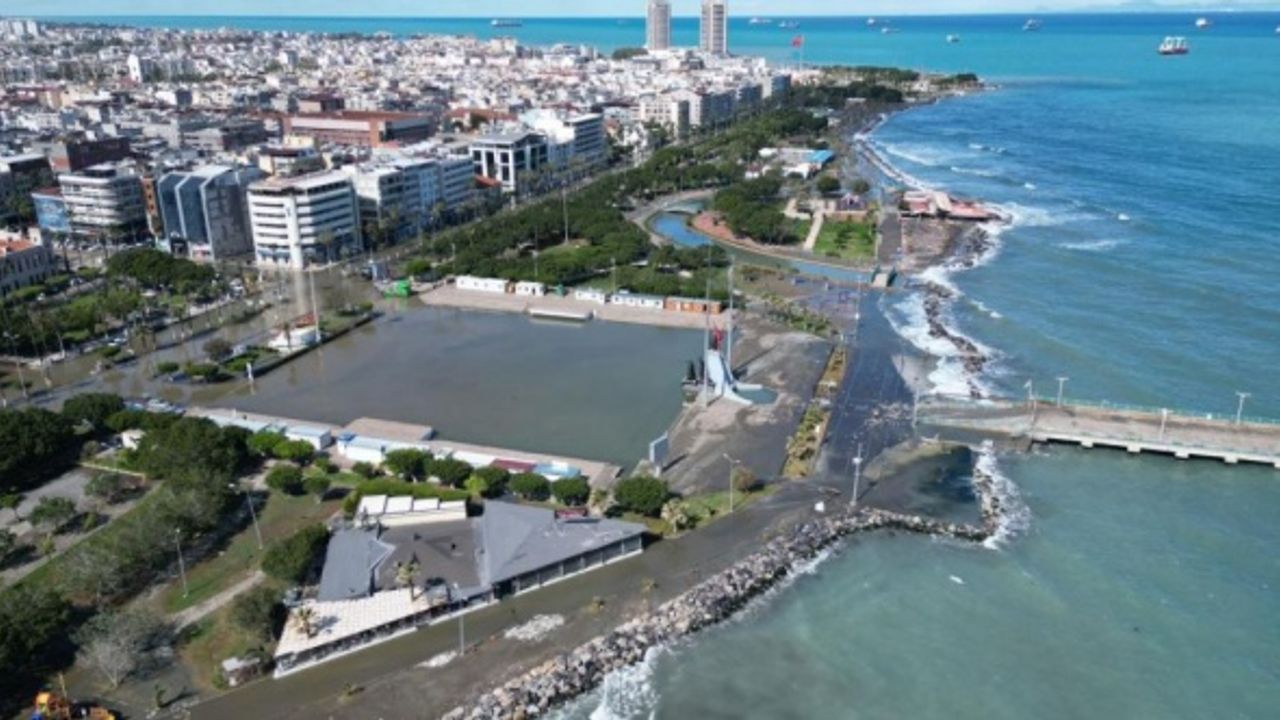 Denizin taştığı İskenderun'da son durum havadan görüntülendi