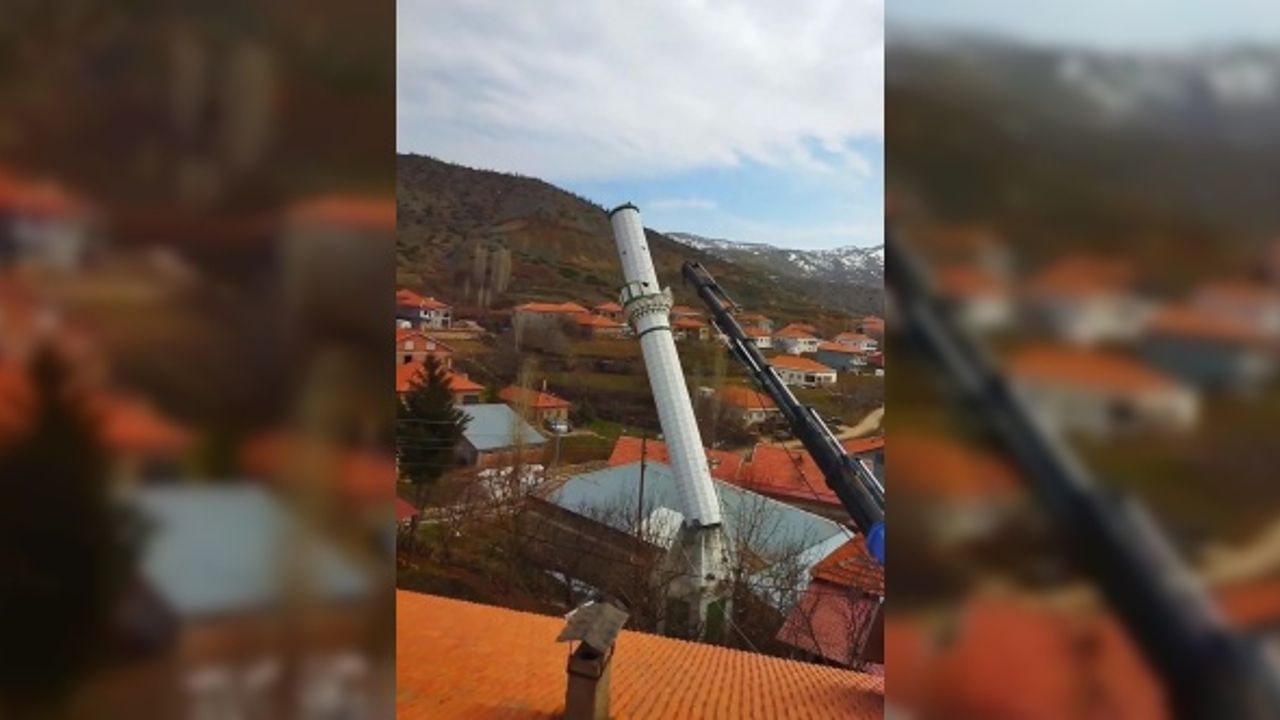 Depremde hasar alan cami minaresi yıkıldı