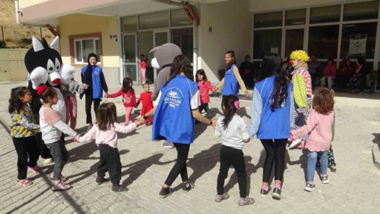 Depremzede çocuklarından afetin izlerini oyunla silmeye çalışıyorlar