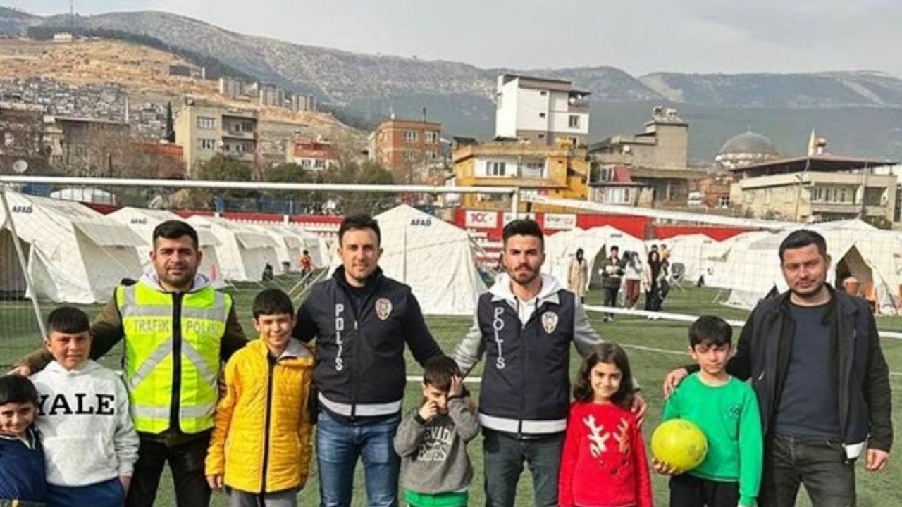 Emetli polis memurları Kahramanmaraş’ta depremzede çocuklarla top oynadı