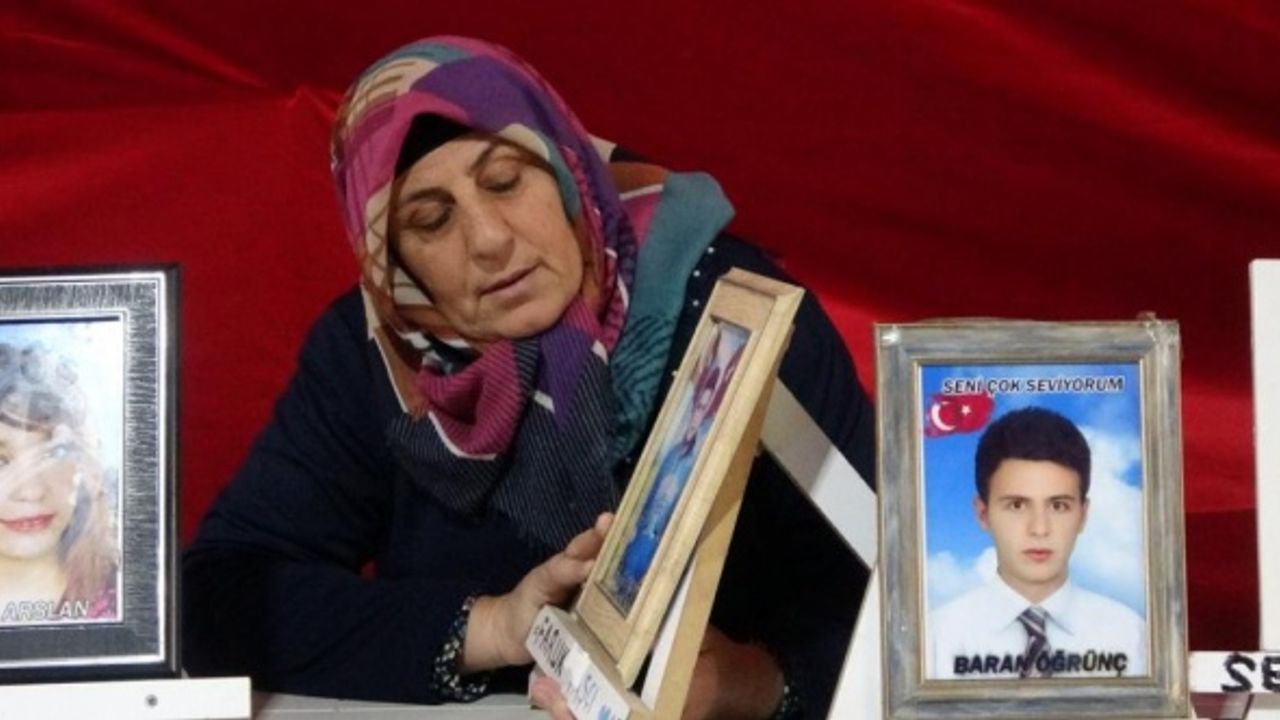 Evlat nöbetindeki anneden oğluna çağrı: 'Oğlum, yeter ki sesini duyayım'