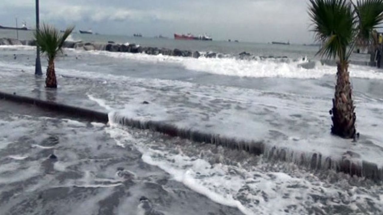 İskenderun’da deniz taşkınları devam ediyor