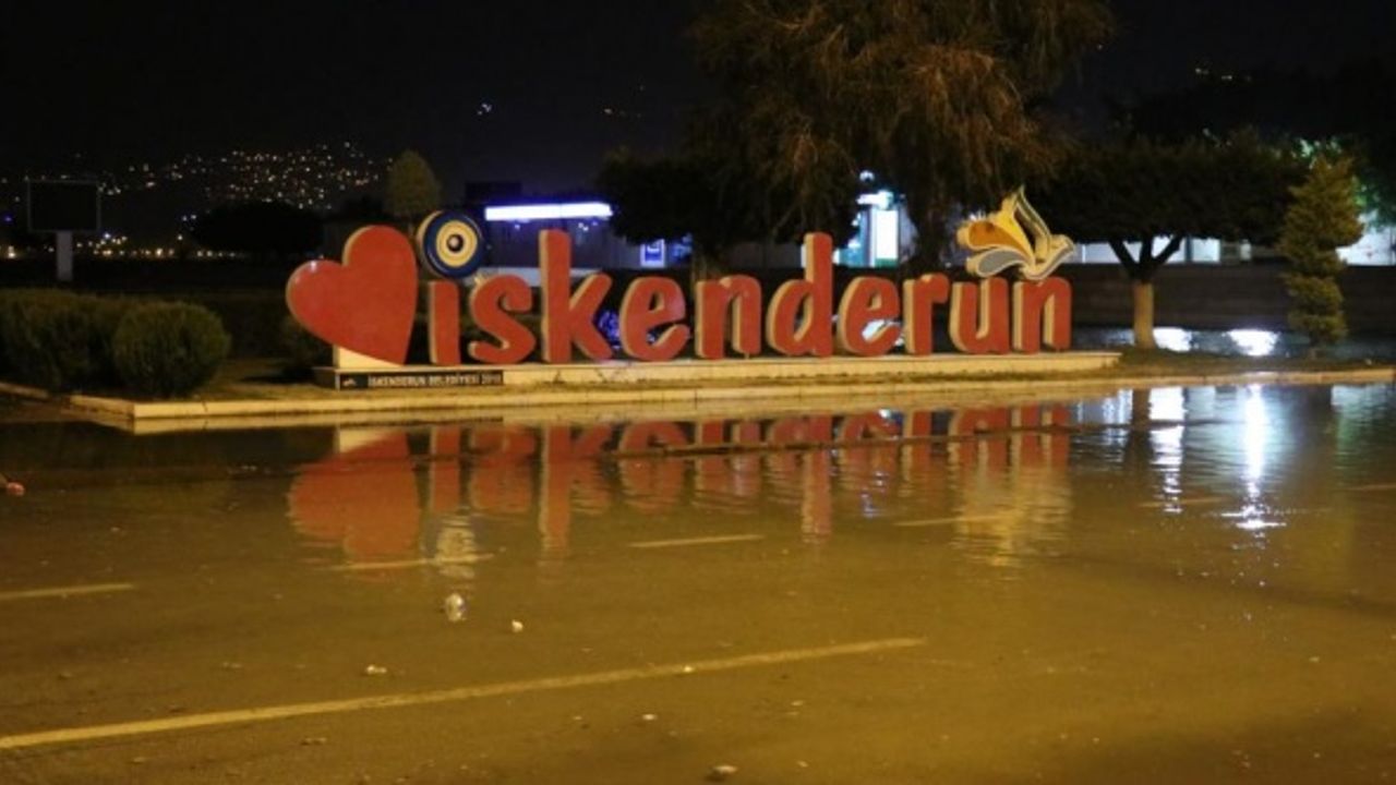 İskenderun’da deniz taştı, caddeler göle döndü