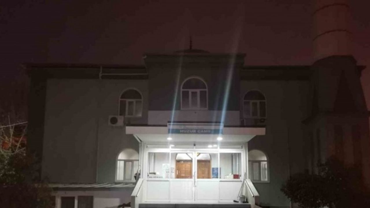 Kapıya siper oldu, cemaati camiye sokmadı: O anlar kamerada