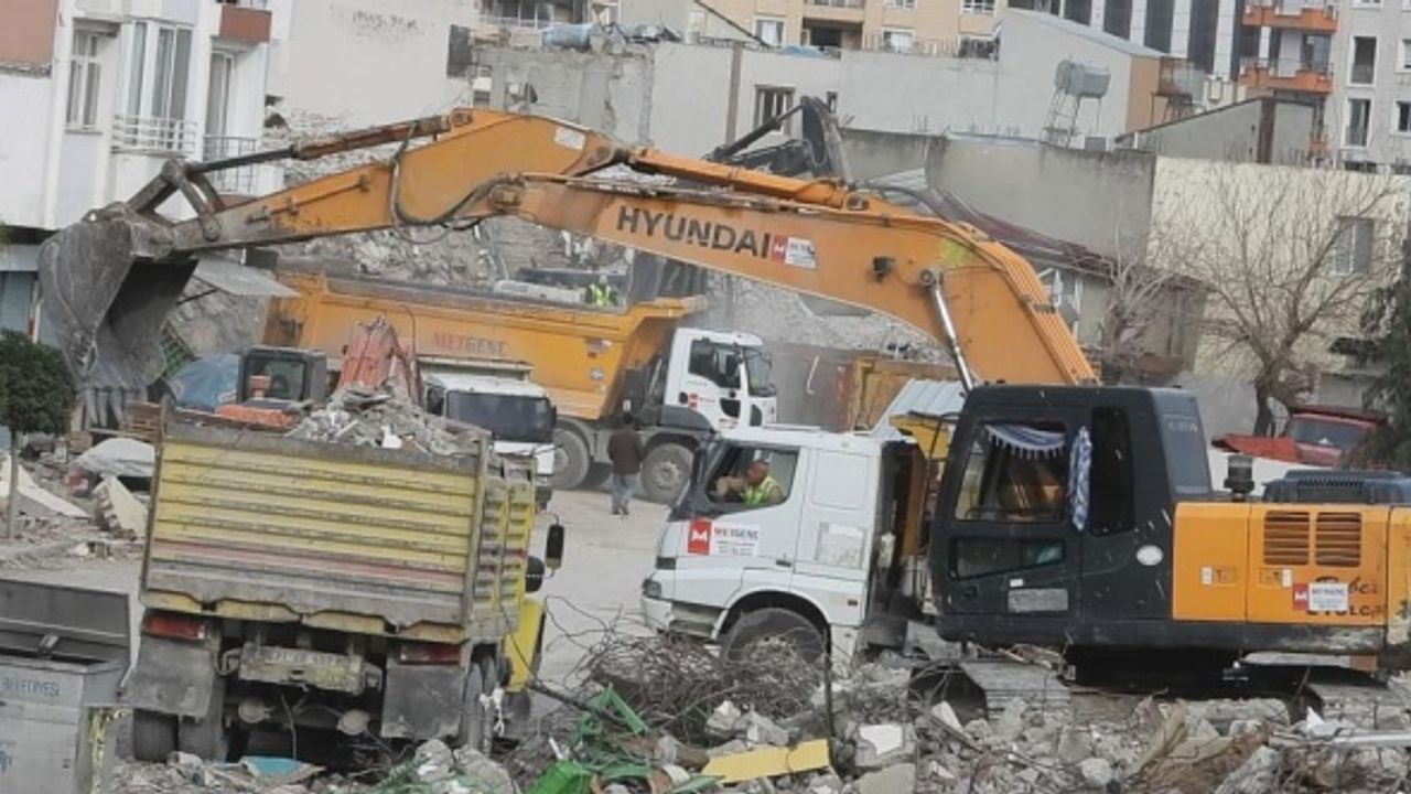 Samandağ enkaz kaldırma ve yıkım çalışmaları 9 mahallede devam ediyor