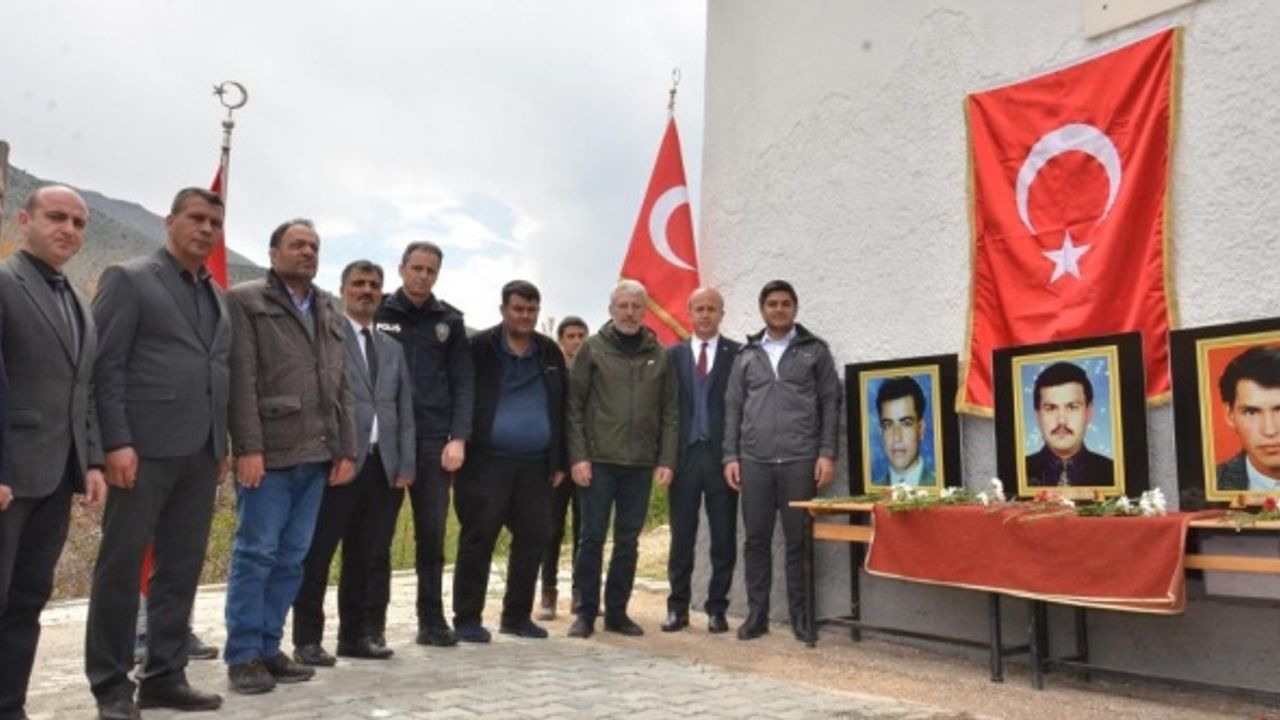 27 yıl önce şehit edilen öğretmenler, okullarında dualarla anıldı