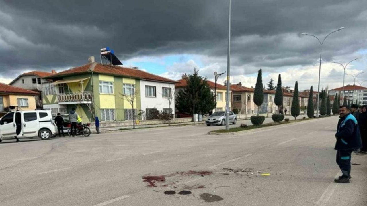 Ehliyetsiz sürücülerin kullandığı kamyon ve motosiklet çarpıştı, 2 kişi yaralandı