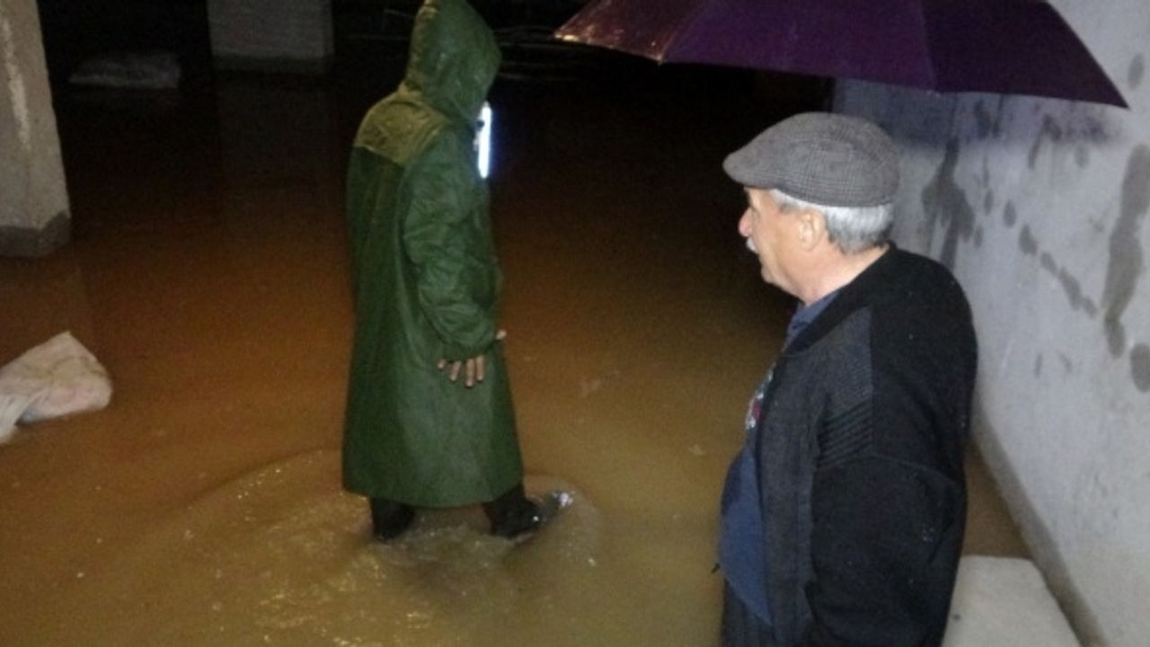 Mersin'i dolu ve sağanak yağış vurdu