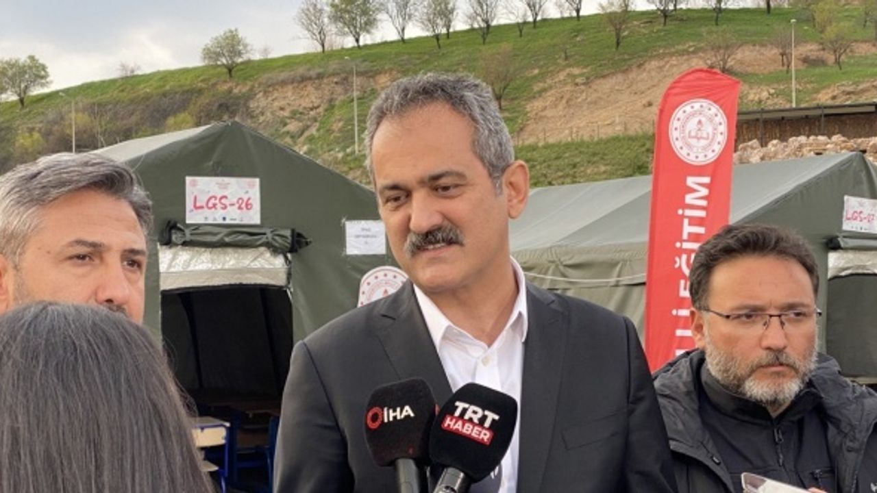 Milli Eğitim Bakanı Mahmut Özer, çadır sınıflarda incelemelerde bulundu