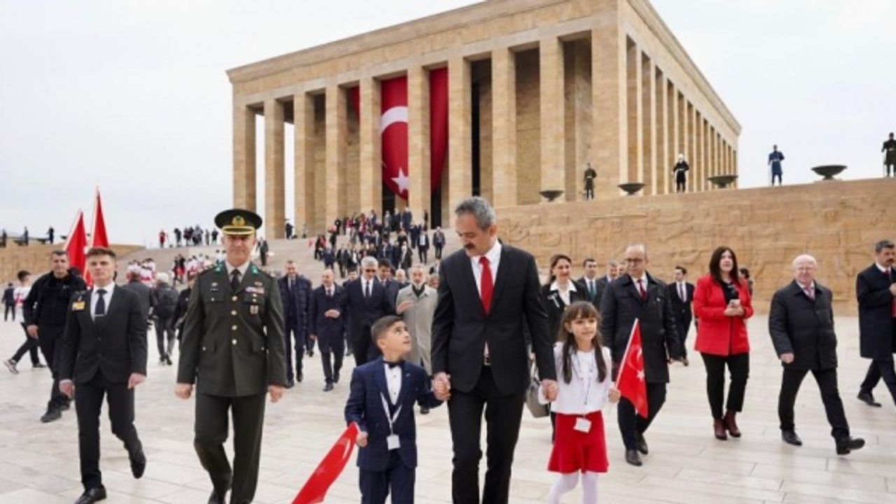 Milli Eğitim Bakanı Özer, çocuklarla birlikte Anıtkabir'de