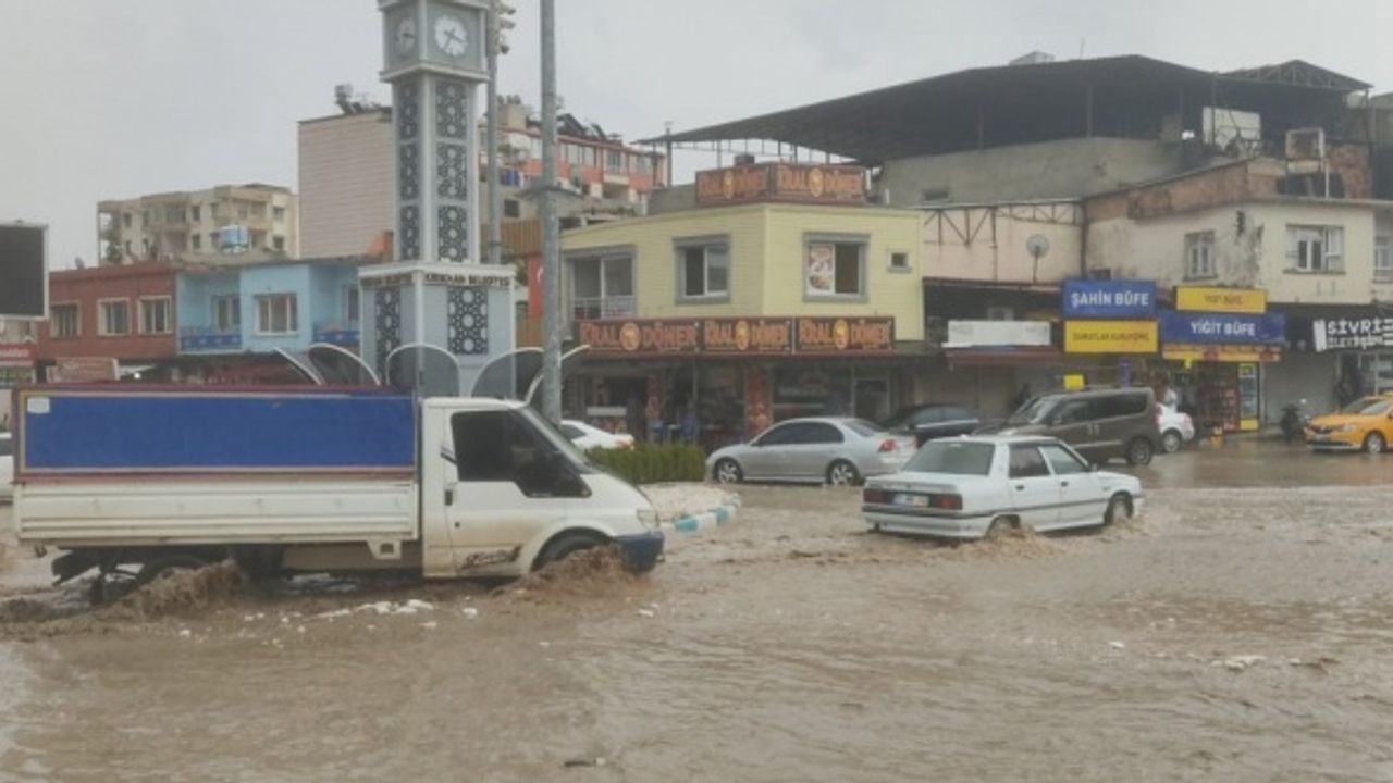 Hatay Kırıkhan’da fırtına ve şiddetli yağış