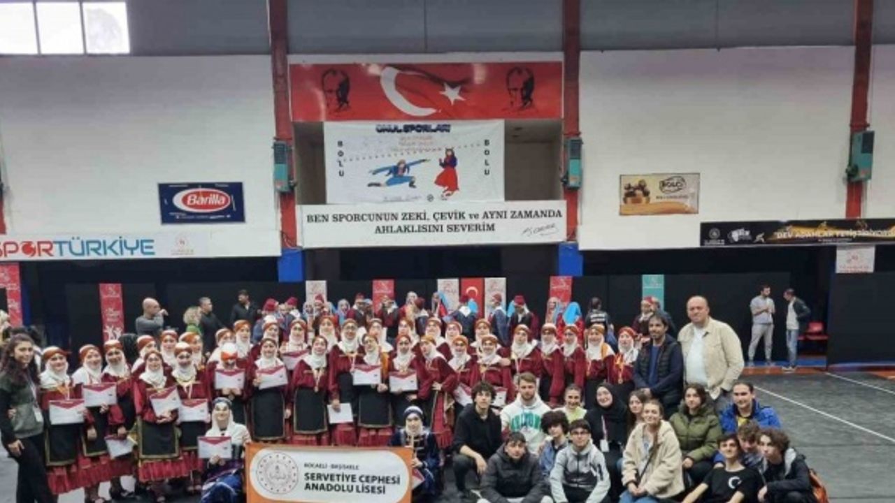 İlk kez katıldıkları halk oyunları yarışmalarında tarih yazdılar