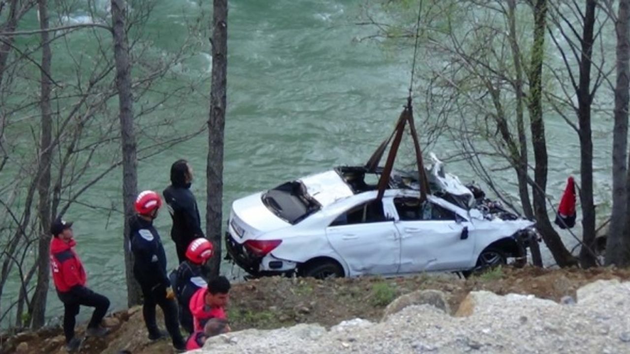 Munzur Çayı’na düşen otomobil çıkartıldı, 3 genç aranıyor