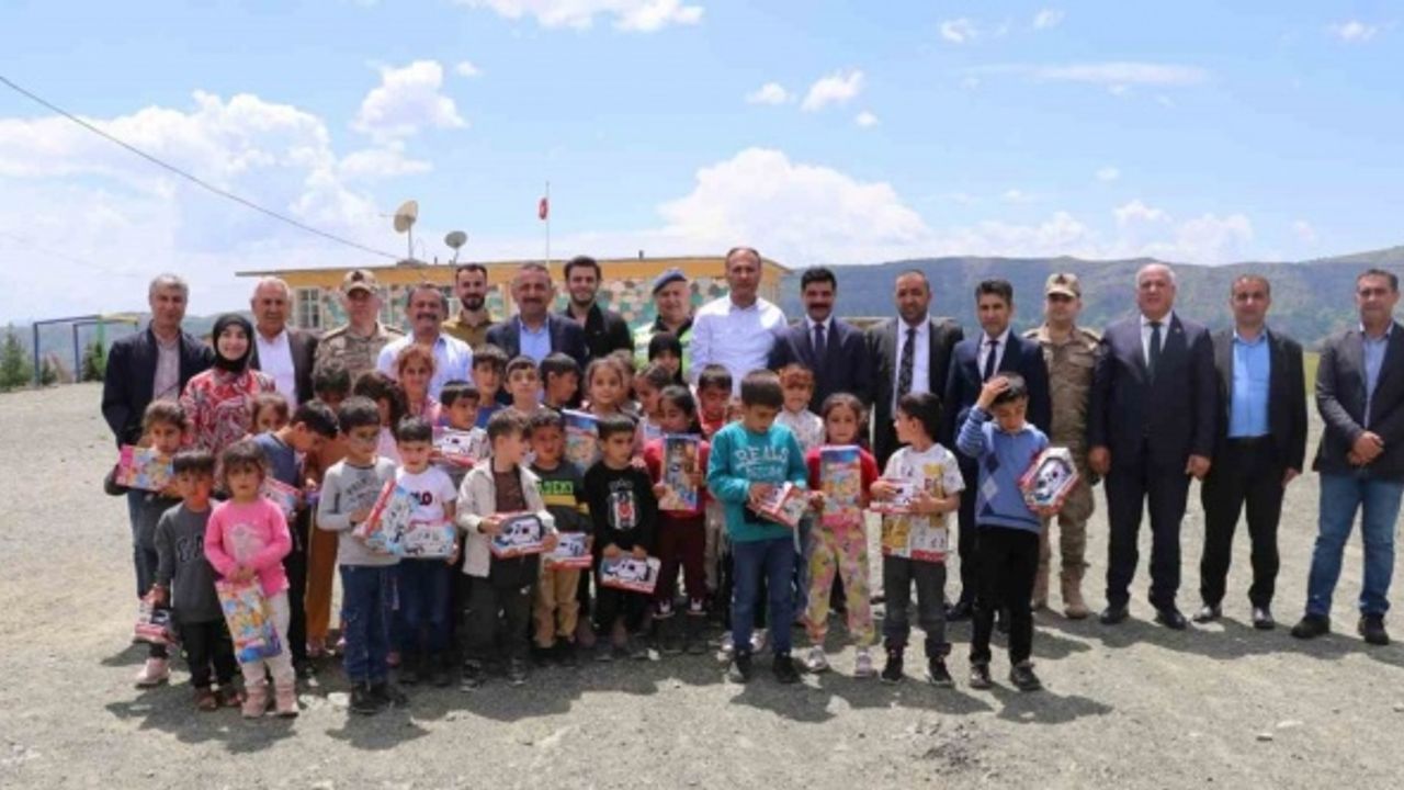 Siirt Valisi Hacıbektaşoğlu, Baykan’da köy okulunda öğrencilerle bir araya geldi