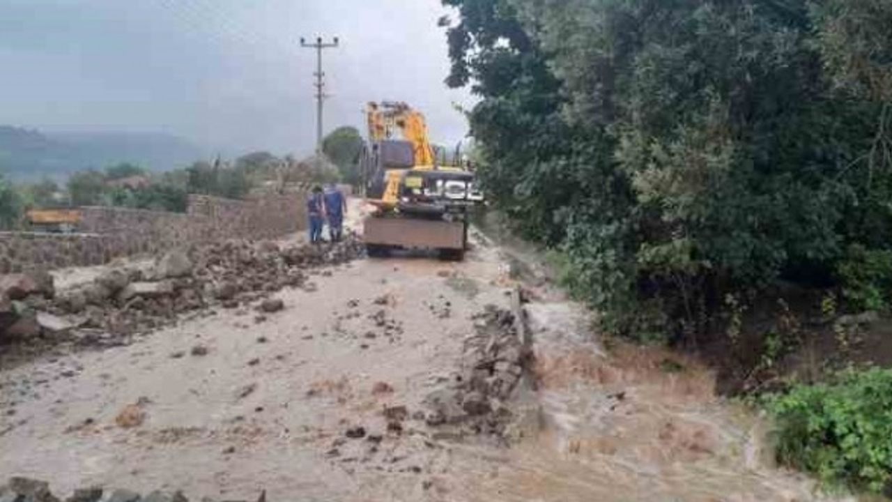 Aliağa’yı sağanak vurdu: Taşan dere eski köprüyü yıktı