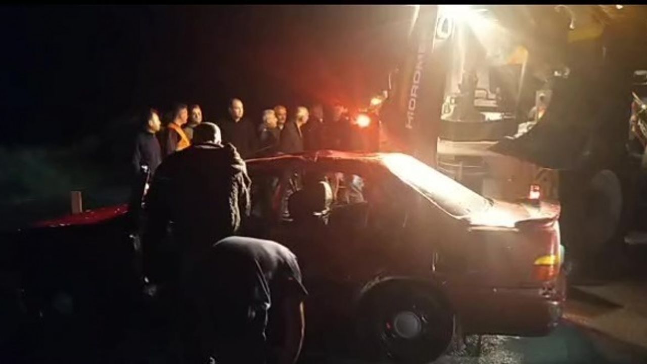 Amasya’da selde mahsur kalan otomobildeki 4 kişiyi ekipler kurtardı