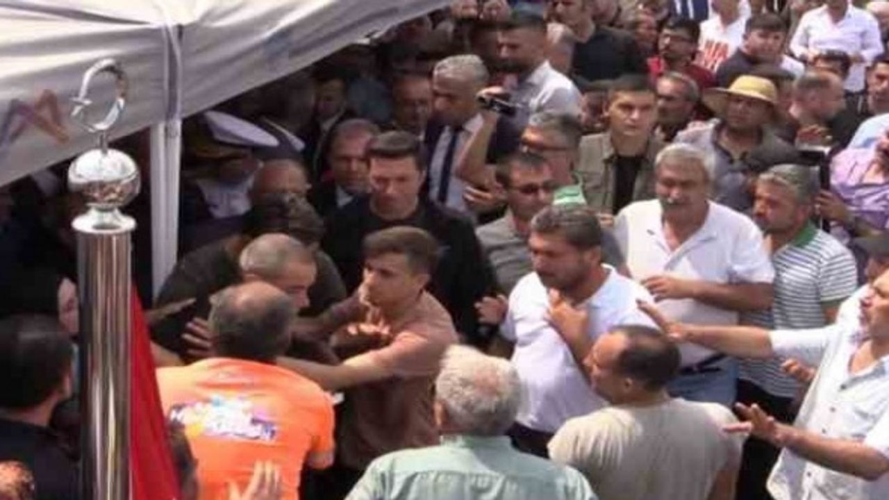 CHP’li Milletvekili Çakır şehidin defini sırasında ortalığı gerince tepki çekti
