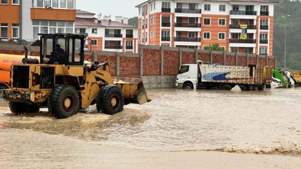 Kastamonu'da sel: Araçlar suda sürüklendi, ev ve işyerlerini su bastı