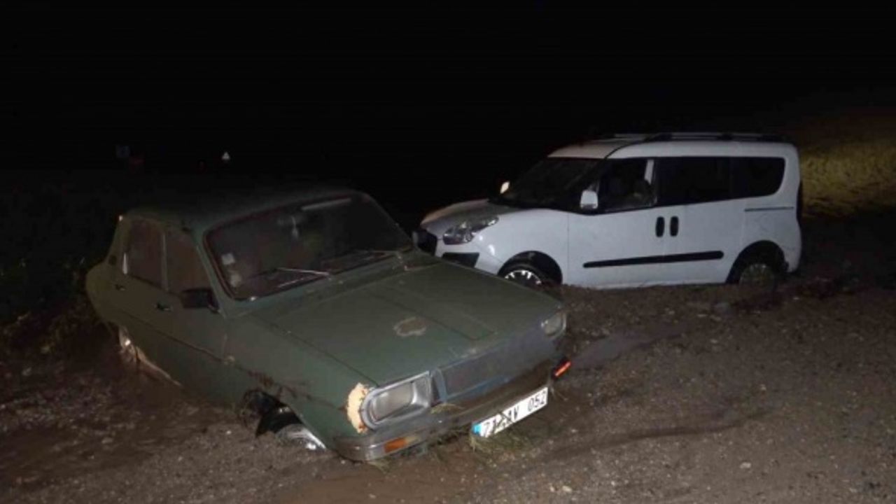 Kırıkkale’de iki araç sele kapıldı: Mahsur kalan 4 kişi kurtarıldı