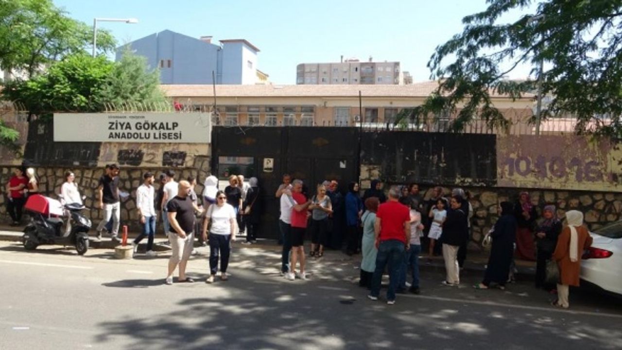 Öğrenciler sınavda, aileler dışarıda AYT heyecanı yaşıyor
