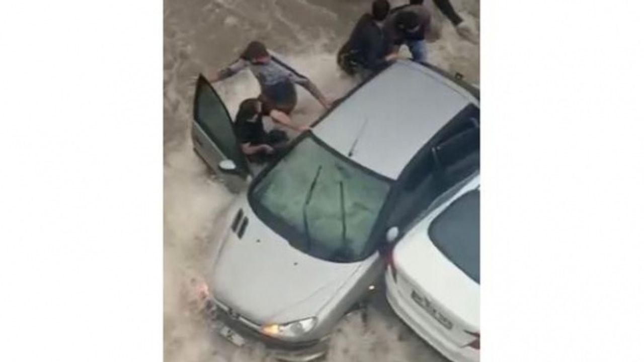 Sel sularında otomobilinin altına sıkışan vatandaşa mahalleliden yardım eli