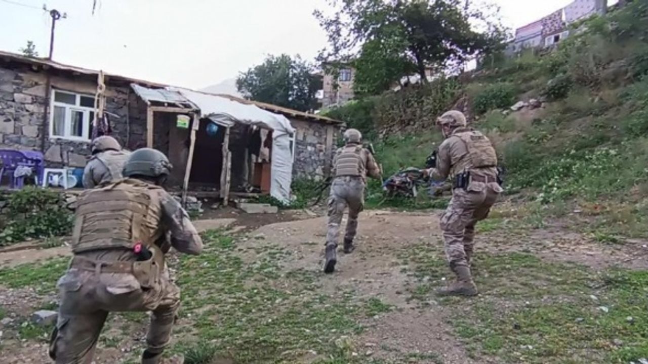 Şırnak’ta terör şüphelilerine yardım ve yataklıktan 8 kişi gözaltına alındı