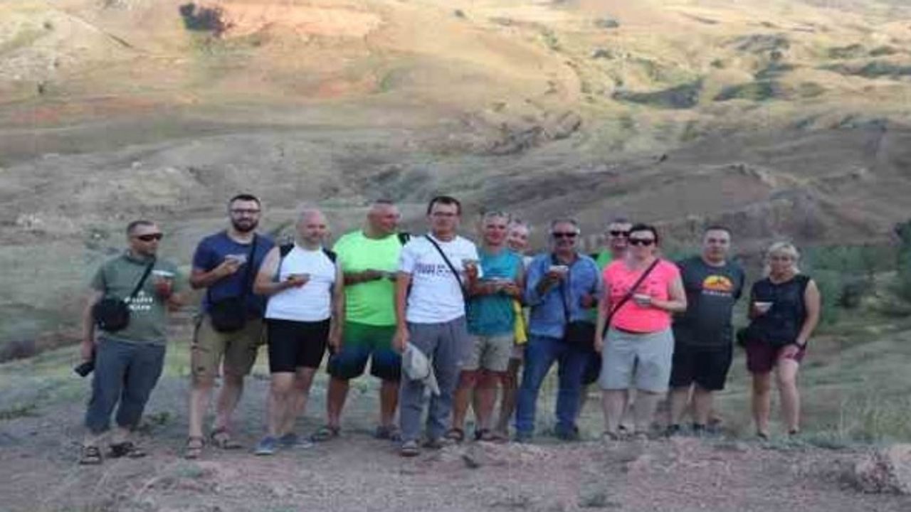 Ağrı Dağı’nda zirve yapan turistler Nuh’un Gemisi’nin izinde aşure yedi