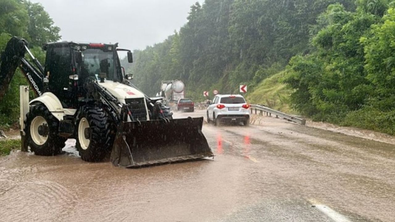 Aşırı yağışlar Yığılca yolunu kısmen trafiğe kapattı